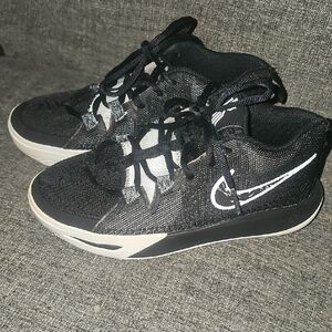 Nike Kyrie Flytrap 6 Boys Youth Size 4 Low Basketball Shoes
